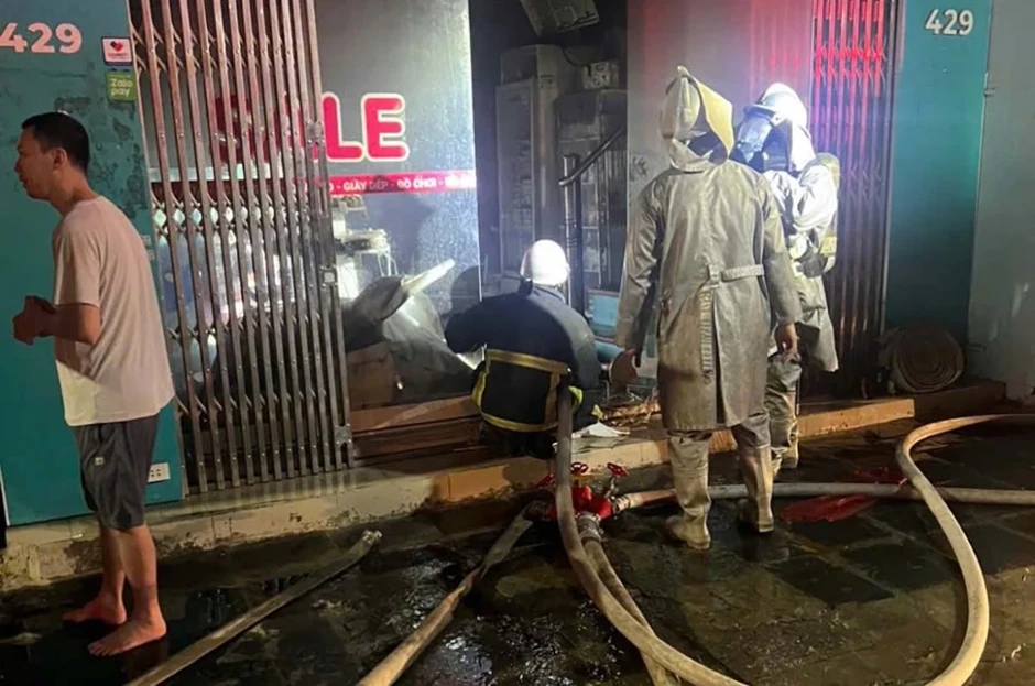 Cháy dữ dội tại cửa hàng đồ sơ sinh ở Hà Nội, 5 người bị mắc kẹt được cứu thoát Cháy dữ dội tại cửa hàng đồ sơ sinh ở Hà Nội, 5 người bị mắc kẹt được cứu thoát