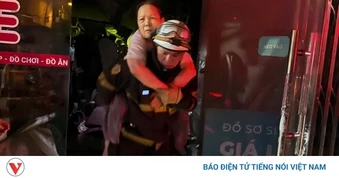 Cháy dữ dội tại cửa hàng đồ sơ sinh ở Hà Nội, 5 người bị mắc kẹt được cứu thoát