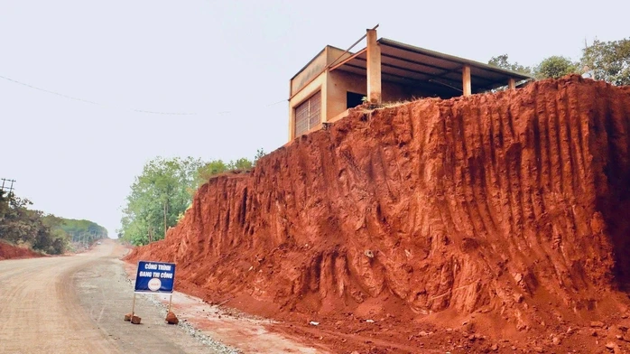 Chạy đua tiến độ, nhà dân chênh vênh mép vực Chạy đua tiến độ, nhà dân chênh vênh mép vực