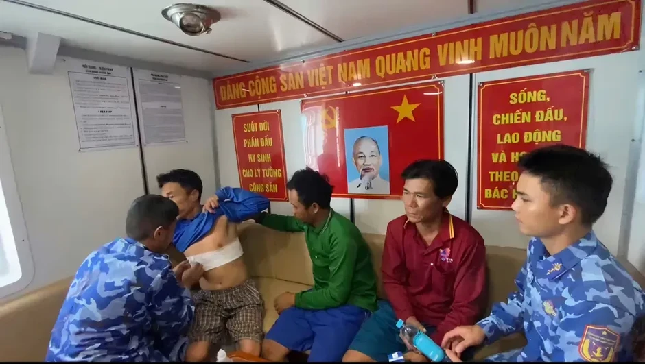 Cháy hầm máy tàu cá, 4 thuyền viên được cứu Cháy hầm máy tàu cá, 4 thuyền viên được cứu
