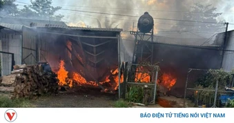 Cháy kho chứa củi, lan sang 2 nhà dân ở Đồng Nai
