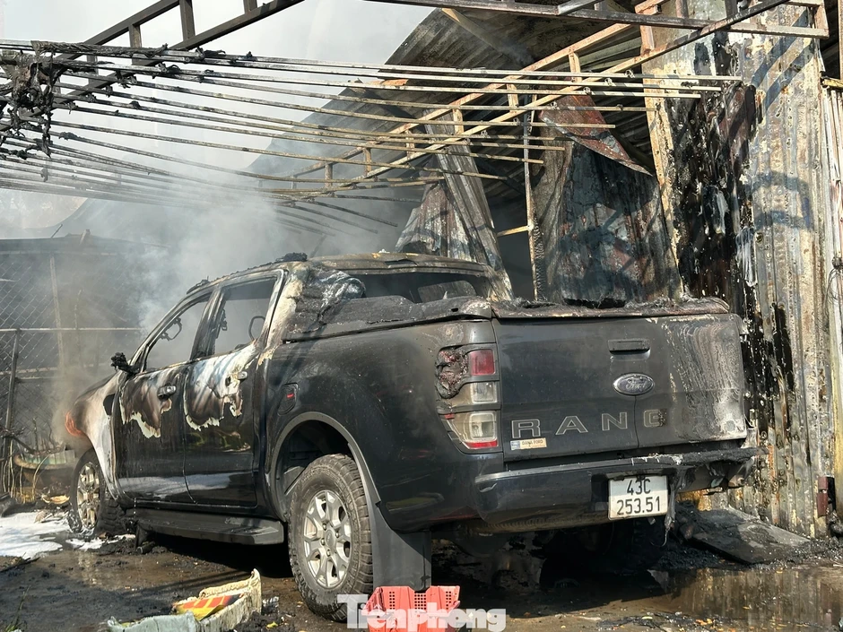 Cháy kho chứa đồ tại Đà Nẵng, thiêu rụi xe bán tải Cháy kho chứa đồ tại Đà Nẵng, thiêu rụi xe bán tải
