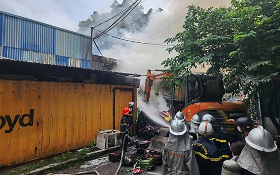 Cháy kho chứa dụng cụ thể thao tại phường Phú Diễn, Hà Nội Cháy kho chứa dụng cụ thể thao tại phường Phú Diễn, Hà Nội
