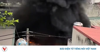 Cháy kho đông lạnh trong ngõ nhỏ Hà Nội, thiêu rụi nhiều xe máy