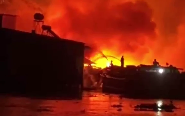 Cháy kho phế liệu, khu vực Mỹ Tho cúp điện trên diện rộng giữa đêm khuya Cháy kho phế liệu, khu vực Mỹ Tho cúp điện trên diện rộng giữa đêm khuya