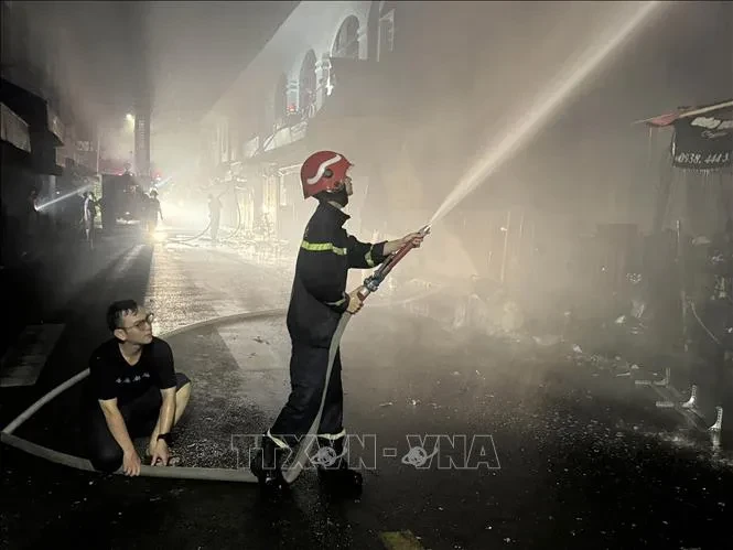 Cháy lớn chợ Biên Hòa, hàng chục ki-ốt bị thiêu rụi Cháy lớn chợ Biên Hòa, hàng chục ki-ốt bị thiêu rụi