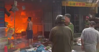 Cháy lớn cửa hàng in ấn ở phường Tân Thới Hiệp