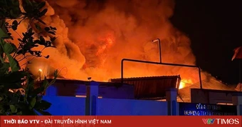 Cháy lớn kèm tiếng nổ tại công ty sản xuất sơn ở TP Hồ Chí Minh