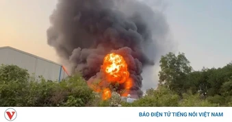 Cháy lớn kèm tiếng nổ tại nhà xưởng công ty ở TP.HCM