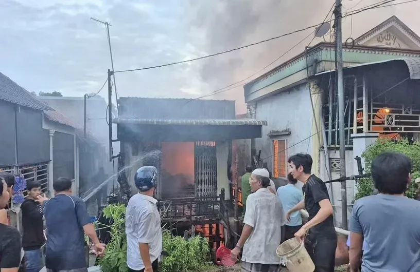 Cháy lớn khu dân cư ở An Giang khiến 5 căn nhà bị hư hại Cháy lớn khu dân cư ở An Giang khiến 5 căn nhà bị hư hại