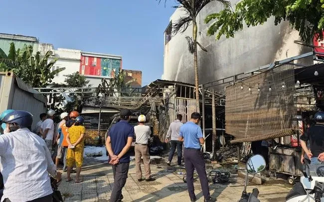 Cháy lớn nhà kho ở Đà Nẵng, khói đen bốc cao hàng chục mét Cháy lớn nhà kho ở Đà Nẵng, khói đen bốc cao hàng chục mét