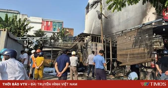 Cháy lớn nhà kho ở Đà Nẵng, khói đen bốc cao hàng chục mét