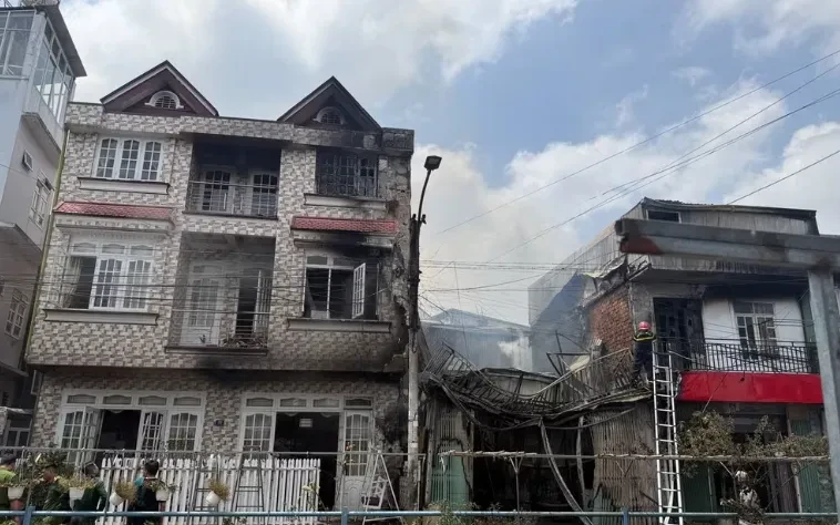 Cháy lớn nhiều căn nhà ở Cam Ly - Đà Lạt, khói lửa bốc cao hàng chục mét Cháy lớn nhiều căn nhà ở Cam Ly - Đà Lạt, khói lửa bốc cao hàng chục mét