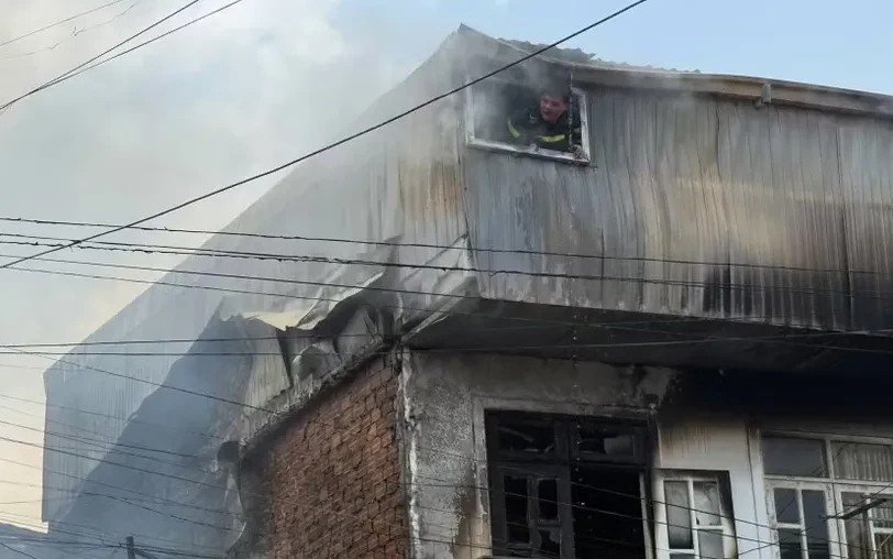 Cháy lớn nhiều căn nhà ở Cam Ly - Đà Lạt, khói lửa bốc cao hàng chục mét Cháy lớn nhiều căn nhà ở Cam Ly - Đà Lạt, khói lửa bốc cao hàng chục mét