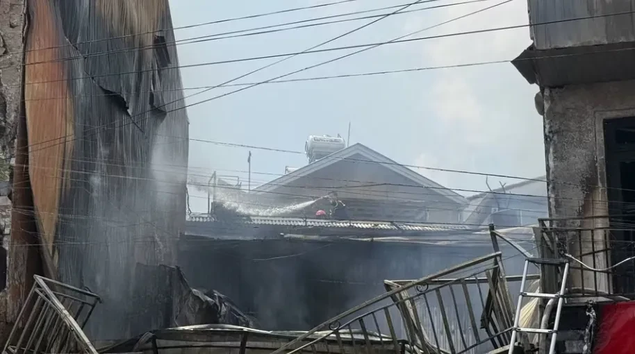 Cháy lớn nhiều căn nhà ở Cam Ly - Đà Lạt, khói lửa bốc cao hàng chục mét Cháy lớn nhiều căn nhà ở Cam Ly - Đà Lạt, khói lửa bốc cao hàng chục mét