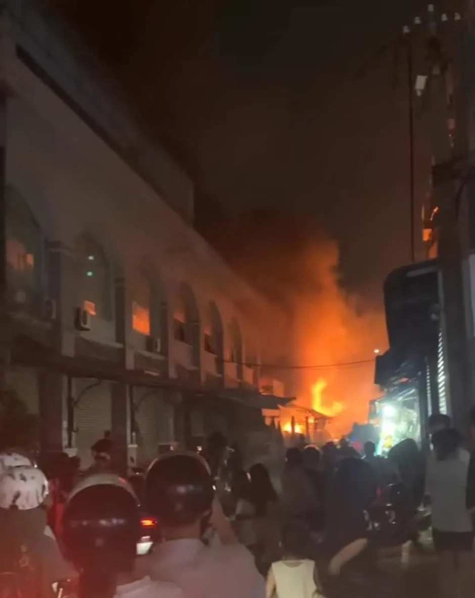 Cháy lớn tại chợ Biên Hòa, nhiều ki-ốt bị ảnh hưởng Cháy lớn tại chợ Biên Hòa, nhiều ki-ốt bị ảnh hưởng
