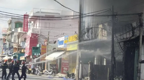 Cháy lớn tại cửa hàng kinh doanh văn phòng phẩm Cháy lớn tại cửa hàng kinh doanh văn phòng phẩm