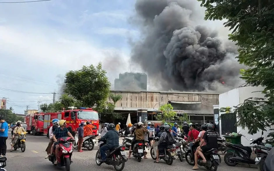 Cháy lớn tại kho chứa xe điện du lịch ở Gia Lai, nhiều tiếng nổ phát ra Cháy lớn tại kho chứa xe điện du lịch ở Gia Lai, nhiều tiếng nổ phát ra