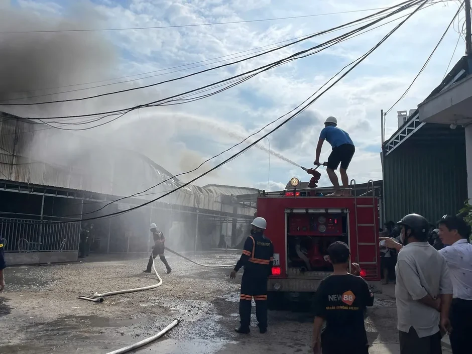 Cháy lớn tại kho chứa xe điện du lịch ở Gia Lai, nhiều tiếng nổ phát ra Cháy lớn tại kho chứa xe điện du lịch ở Gia Lai, nhiều tiếng nổ phát ra
