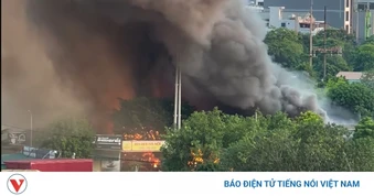 Cháy lớn tại phố Vũ Đức Uý (Hà Nội) cột khói đen cao cả trăm mét