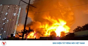 Cháy lớn tại xưởng gỗ gần Bệnh viện K Tân Triều, khói bốc cao hàng trăm mét