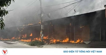 Cháy lớn thiêu rụi 7 ki ốt kinh doanh ở phường Thuận Thành, Bắc Ninh