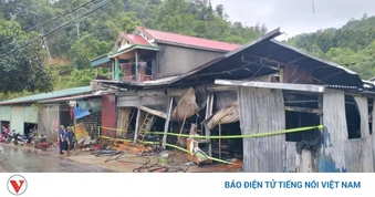 Cháy lớn thiêu rụi cửa hàng tạp hóa trong đêm