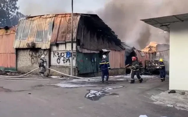Cháy lớn xưởng sản xuất ở Hà Nội, huy động máy xúc phá dỡ để dập lửa Cháy lớn xưởng sản xuất ở Hà Nội, huy động máy xúc phá dỡ để dập lửa