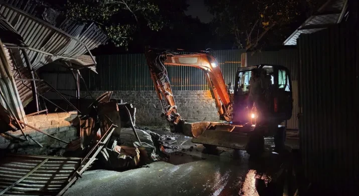 Cháy lớn xưởng sản xuất ở Hà Nội, huy động máy xúc phá dỡ để dập lửa Cháy lớn xưởng sản xuất ở Hà Nội, huy động máy xúc phá dỡ để dập lửa