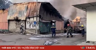 Cháy lớn xưởng sản xuất ở Hà Nội, huy động máy xúc phá dỡ để dập lửa