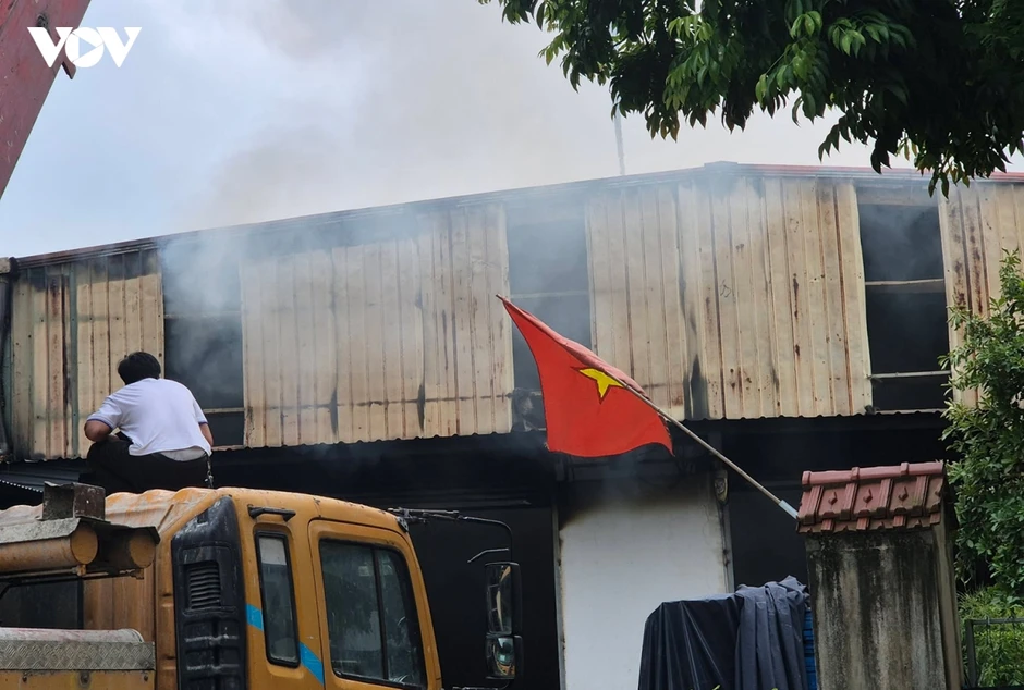 Cháy ngùn ngụt tại xưởng cả nghìn m2 ở Chương Mỹ, công nhân hoảng loạn tháo chạy Cháy ngùn ngụt tại xưởng cả nghìn m2 ở Chương Mỹ, công nhân hoảng loạn tháo chạy