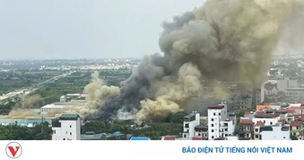 Cháy ngùn ngụt tại xưởng nhựa ở khu công nghiệp Di Trạch, Hà Nội