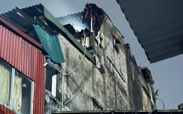Cháy nhà 3 tầng ở Hà Nội, 2 người mắc kẹt được giải cứu an toàn Cháy nhà 3 tầng ở Hà Nội, 2 người mắc kẹt được giải cứu an toàn