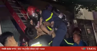 Cháy nhà 4 tầng lúc rạng sáng, giải cứu kịp thời 3 người mắc kẹt