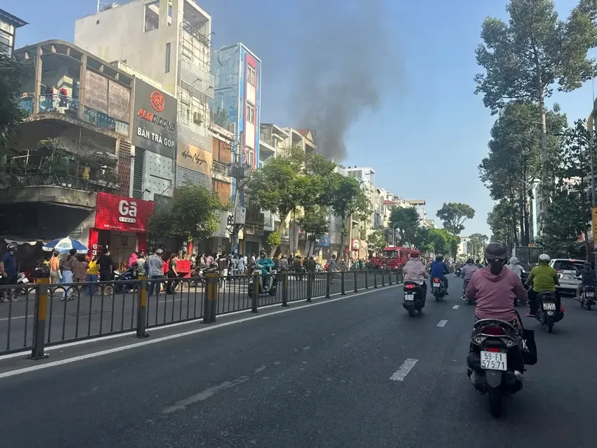 Cháy nhà 4 tầng ở TP Hồ Chí Minh, nhiều người hốt hoảng tháo chạy