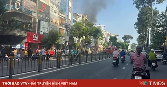 Cháy nhà 4 tầng ở TP Hồ Chí Minh, nhiều người hốt hoảng tháo chạy