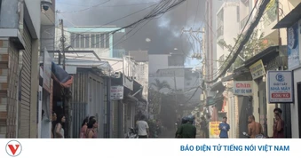 Cháy nhà 4 tầng ở TP.HCM, nhiều người leo ban công để thoát hiểm