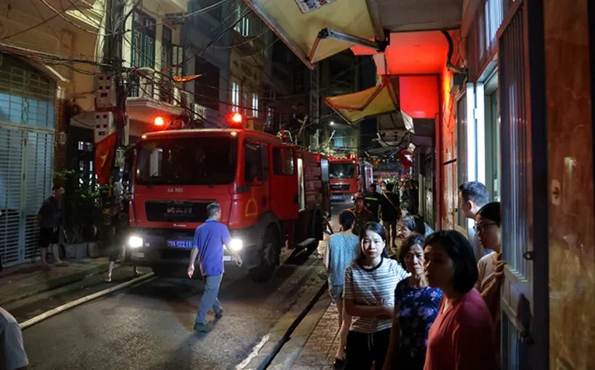 Cháy nhà 5 tầng trong đêm ở Hà Nội, kịp thời cứu 5 người mắc kẹt