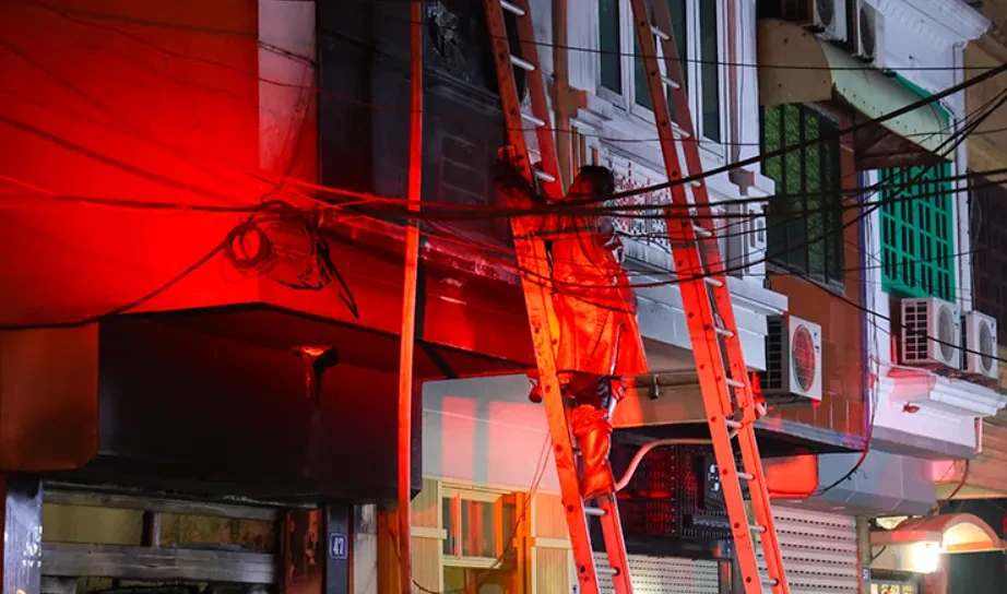 Cháy nhà 5 tầng trong đêm ở Hà Nội, kịp thời cứu 5 người mắc kẹt