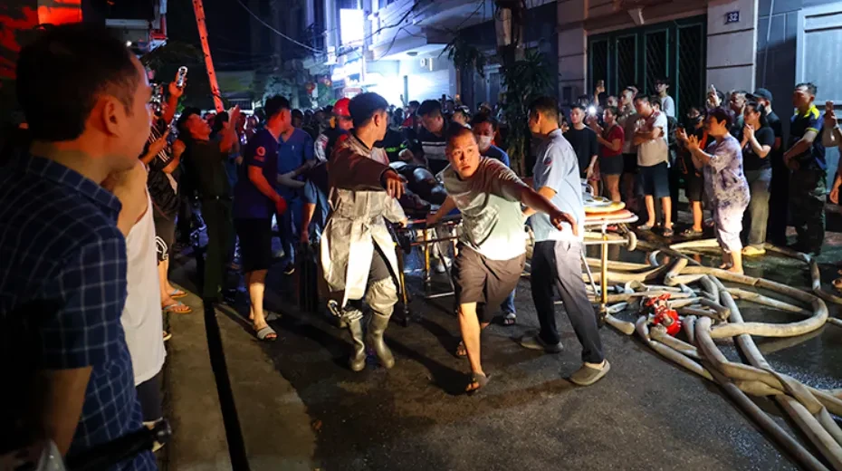 Cháy nhà 5 tầng trong đêm ở Hà Nội, kịp thời cứu 5 người mắc kẹt