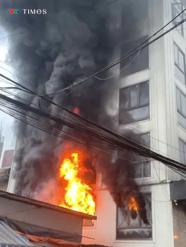 Cháy nhà 6 tầng ở Hà Nội, 2 người phá mái tôn cứu người mắc kẹt Cháy nhà 6 tầng ở Hà Nội, 2 người phá mái tôn cứu người mắc kẹt