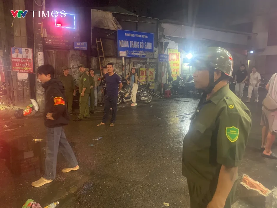 Cháy nhà 6 tầng ở Hà Nội, 2 người phá mái tôn cứu người mắc kẹt Cháy nhà 6 tầng ở Hà Nội, 2 người phá mái tôn cứu người mắc kẹt