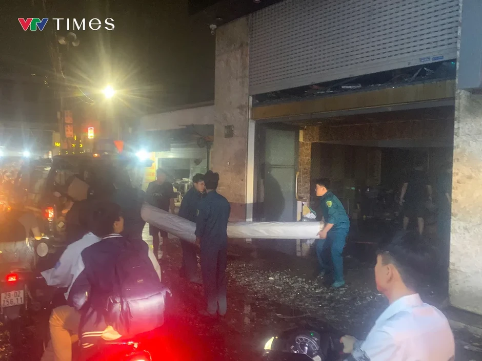 Cháy nhà 6 tầng ở Hà Nội, 2 người phá mái tôn cứu người mắc kẹt Cháy nhà 6 tầng ở Hà Nội, 2 người phá mái tôn cứu người mắc kẹt