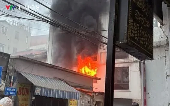 Cháy nhà 6 tầng ở Hà Nội, 2 người phá mái tôn cứu người mắc kẹt Cháy nhà 6 tầng ở Hà Nội, 2 người phá mái tôn cứu người mắc kẹt