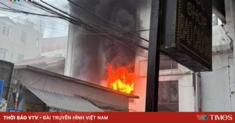 Cháy nhà 6 tầng ở Hà Nội, 2 người phá mái tôn cứu người mắc kẹt