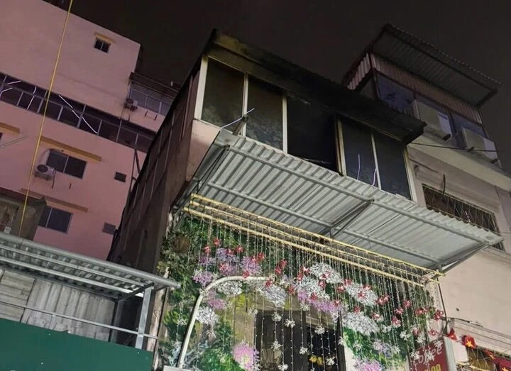 Cháy nhà do nấu ăn, 2 thành viên cứu hỏa bị ngạt khói Cháy nhà do nấu ăn, 2 thành viên cứu hỏa bị ngạt khói