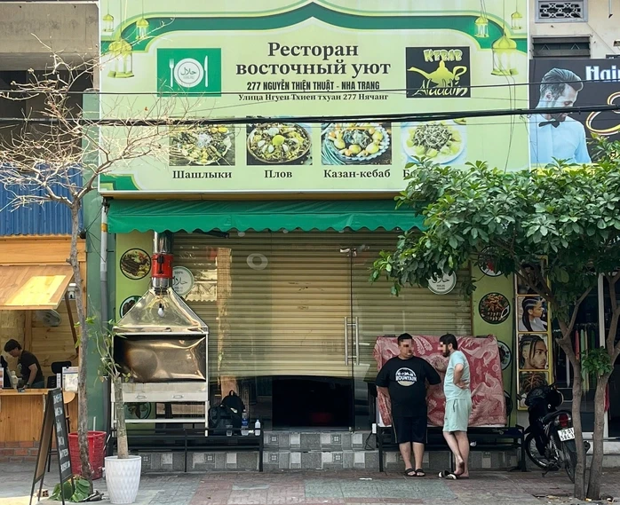 Cháy nhà hàng ở "phố Tây" Nha Trang, 5 người nước ngoài leo cửa sổ thoát nạn Cháy nhà hàng ở "phố Tây" Nha Trang, 5 người nước ngoài leo cửa sổ thoát nạn