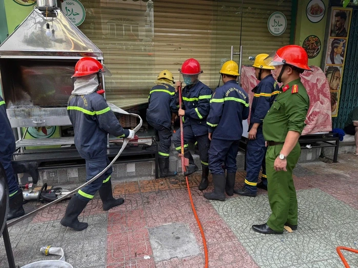 Cháy nhà hàng ở "phố Tây" Nha Trang, 5 người nước ngoài leo cửa sổ thoát nạn Cháy nhà hàng ở "phố Tây" Nha Trang, 5 người nước ngoài leo cửa sổ thoát nạn