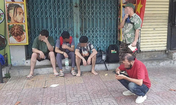 Cháy nhà hàng ở "phố Tây" Nha Trang, 5 người nước ngoài leo cửa sổ thoát nạn Cháy nhà hàng ở "phố Tây" Nha Trang, 5 người nước ngoài leo cửa sổ thoát nạn