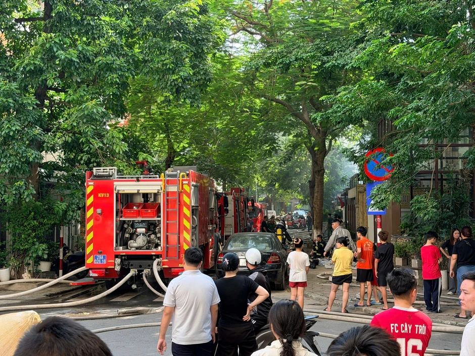 Cháy nhà liền kề tại khu đô thị Phùng Khoang, khói đen cuồn cuộn Cháy nhà liền kề tại khu đô thị Phùng Khoang, khói đen cuồn cuộn